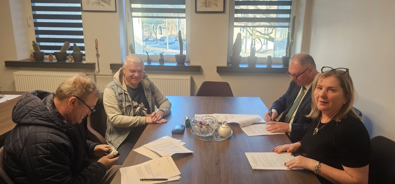 Zdjęcie: Umowy na wsparcie realizacji zadań publicznych Gminy Banie w 2026 r. podpisane.