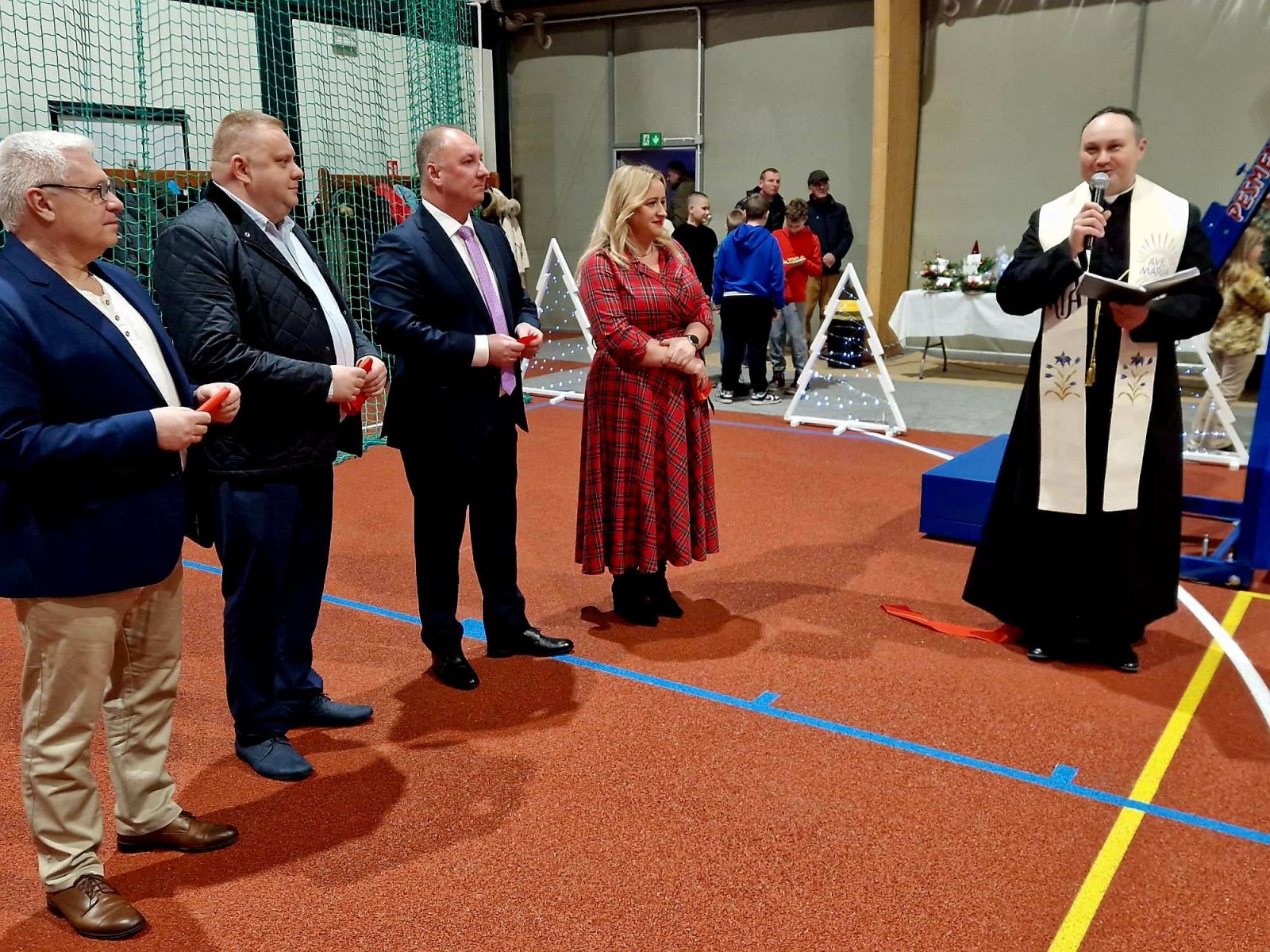 Zdjęcie: Nowo wybudowane boisko wielofunkcyjne w gminie Banie uroczyście otwarte.