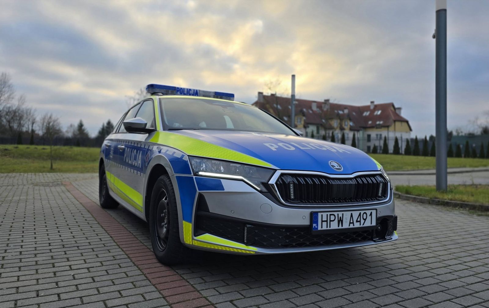 Zdjęcie: Gmina Banie współfinansowała zakup radiowozu do KPP w Gryfinie.