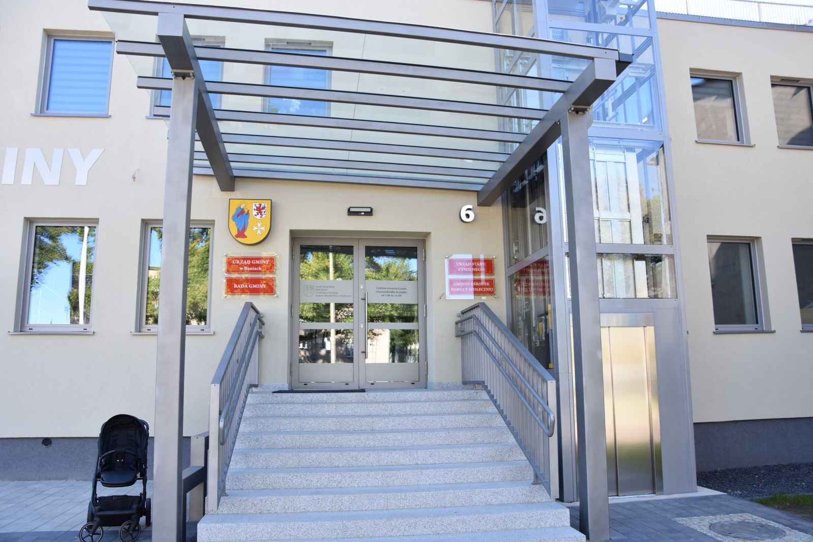Zdjęcie: Urząd Gminy w Baniach przyjazny dla interesantów mających problem z poruszaniem się !